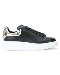 Sneakers basse in pelle decorate nere e bianche di Alexander McQueen