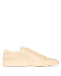Sneakers basse in pelle gialle di Common Projects