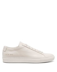 Sneakers basse in pelle grigie di Common Projects