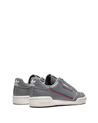 Sneakers basse in pelle grigie di adidas