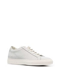 Sneakers basse in pelle grigie di Common Projects