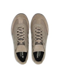 Sneakers basse in pelle grigie di adidas