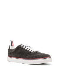 Sneakers basse in pelle grigio scuro di Thom Browne