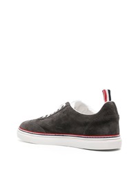 Sneakers basse in pelle grigio scuro di Thom Browne