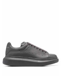 Sneakers basse in pelle grigio scuro di Alexander McQueen