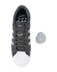 Sneakers basse in pelle grigio scuro di adidas