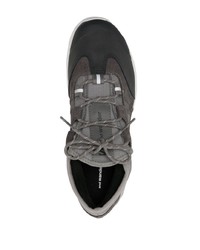 Sneakers basse in pelle grigio scuro di And Wander