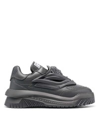 Sneakers basse in pelle grigio scuro di Versace