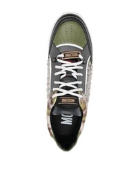 Sneakers basse in pelle leopardate grigio scuro di Moschino