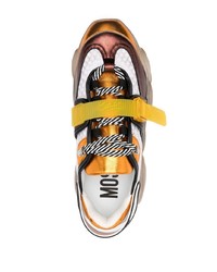 Sneakers basse in pelle marrone chiaro di Moschino