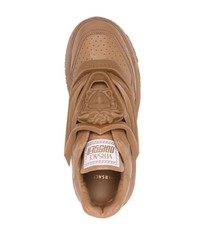 Sneakers basse in pelle marrone chiaro di Versace