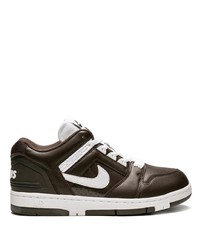 Sneakers basse in pelle marrone scuro di Nike