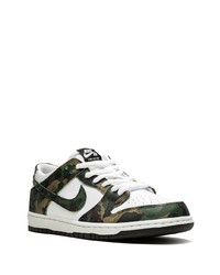Sneakers basse in pelle mimetiche verde oliva di Nike