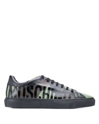Sneakers basse in pelle mimetiche verde scuro di Moschino