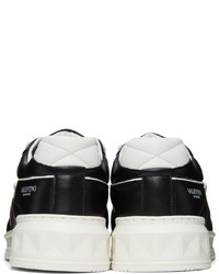 Sneakers basse in pelle nere e bianche di Valentino Garavani