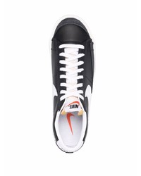 Sneakers basse in pelle nere e bianche di Nike