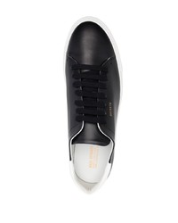 Sneakers basse in pelle nere e bianche di Axel Arigato