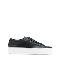 Sneakers basse in pelle nere e bianche di Common Projects