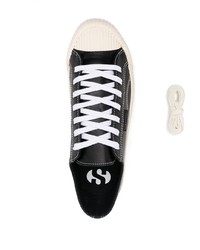 Sneakers basse in pelle nere e bianche di Superga