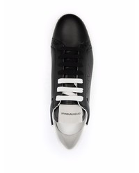 Sneakers basse in pelle nere e bianche di Emporio Armani