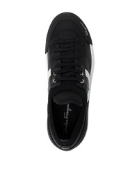 Sneakers basse in pelle nere e bianche di Salvatore Ferragamo