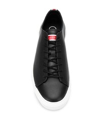 Sneakers basse in pelle nere e bianche di Calvin Klein