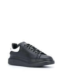 Sneakers basse in pelle nere e bianche di Alexander McQueen