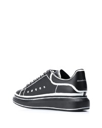 Sneakers basse in pelle nere e bianche di Alexander McQueen