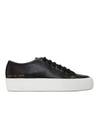 Sneakers basse in pelle nere e bianche di Woman by Common Projects