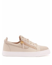 Sneakers basse in pelle rosa di Giuseppe Zanotti