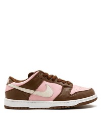 Sneakers basse in pelle rosa di Nike