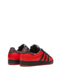 Sneakers basse in pelle rosse e nere di adidas