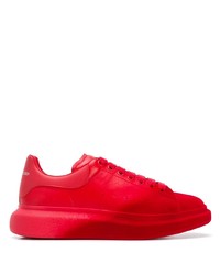 Sneakers basse in pelle rosse di Alexander McQueen