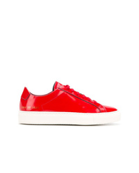 Sneakers basse in pelle rosse di Common Projects