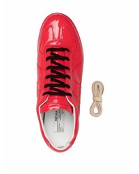 Sneakers basse in pelle rosse di Maison Margiela