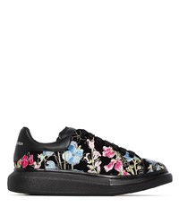 Sneakers basse in pelle scamosciata a fiori nere di Alexander McQueen