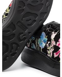 Sneakers basse in pelle scamosciata a fiori nere di Alexander McQueen