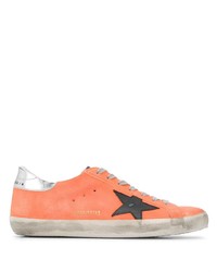Sneakers basse in pelle scamosciata arancioni di Golden Goose