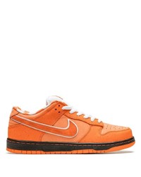 Sneakers basse in pelle scamosciata arancioni di Nike