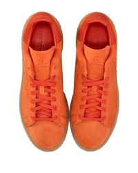 Sneakers basse in pelle scamosciata arancioni di adidas