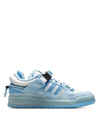 Sneakers basse in pelle scamosciata azzurre di adidas