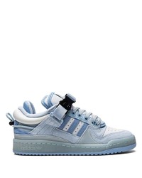 Sneakers basse in pelle scamosciata azzurre di adidas