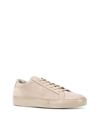Sneakers basse in pelle scamosciata beige di Common Projects