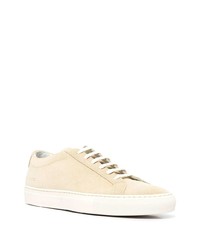 Sneakers basse in pelle scamosciata beige di Common Projects