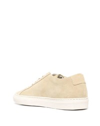 Sneakers basse in pelle scamosciata beige di Common Projects