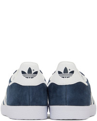 Sneakers basse in pelle scamosciata blu scuro e bianche di adidas Originals