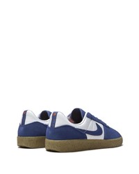 Sneakers basse in pelle scamosciata blu scuro e bianche di Nike