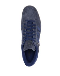 Sneakers basse in pelle scamosciata blu scuro di adidas