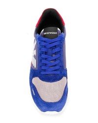 Sneakers basse in pelle scamosciata blu di Emporio Armani
