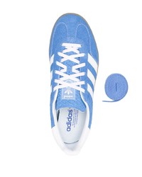 Sneakers basse in pelle scamosciata blu di adidas